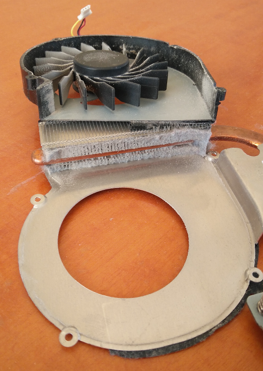 HP 630 dust sponge a year after the first cleaning. It still blocks all ventilation grilles of CPU Fan.